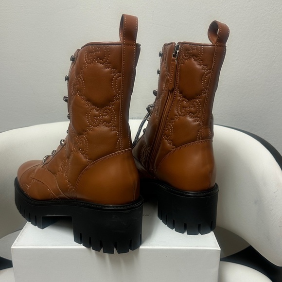 GUCCI GG LOGO LEATHER COMBAT BOOTS, TAN WOMEN’S LACE-UP ANKLE BOOTS WITH GG - Picture 7 of 17